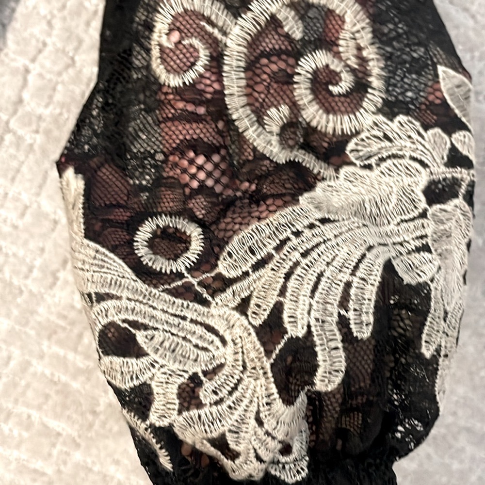 Stunning Venus lace dress - Picture 5 of 12